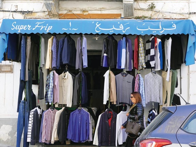 11月8日拍摄的位于突尼斯老城麦地那的一家二手店除了二手衣,突尼斯的