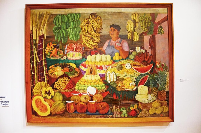 站在一幅墨西哥水果画前