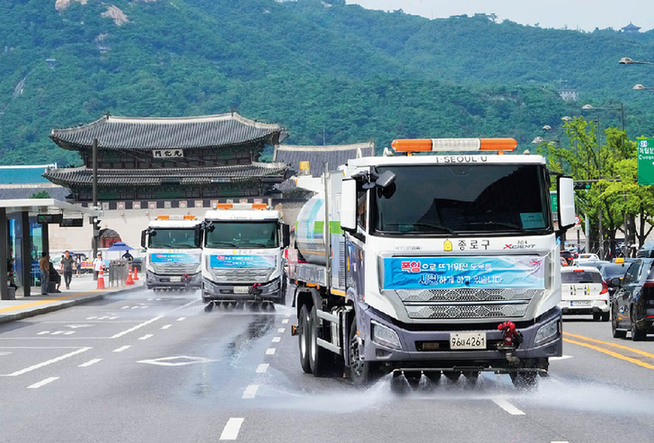 2023年8月2日,洒水车在韩国首尔街头向路面洒水降温文/李冬新编辑