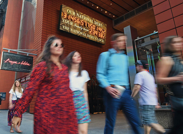2023年6月1日,行人从美国纽约的"国债钟"前走过文/贾晋京编辑/马琼