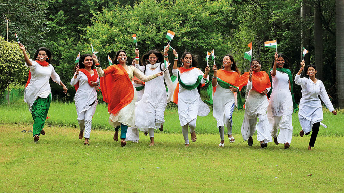 2023年8月14日,妇女们在印度中央邦博帕尔庆祝独立日乔塔的故事折射了