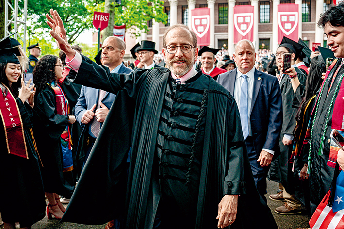 2025年5月29日，美国马萨诸塞州联邦地区法院“叫停”了特朗普政府取消哈佛大学招收外国学生资质的政策。图为当日哈佛 大学校长艾伦·M·加伯（中）出席毕业典礼 新华社发（朱子于摄）