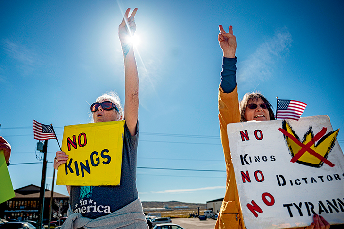 2025年10月18日，在美国怀俄明州罗克斯普林斯，人们参加示威游行活动 新华社发（朱子于摄）