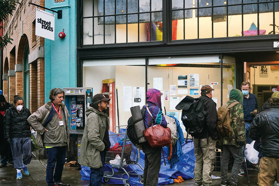 2025年11月5日清晨,在美国俄勒冈州波特兰的深秋寒意中,无家可归者排队等待从民间组织领取救助物品 吴晓凌摄/本刊 2025年11月5日清晨,在美国俄勒冈州波特兰的深秋寒意中,无家可归者排队等待从民间组织领取救助物品 吴晓凌摄/本刊