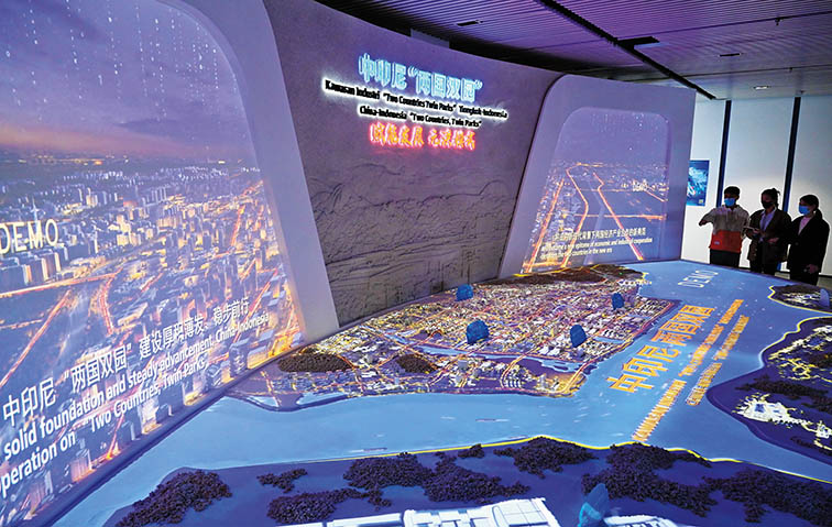 图为福州元洪投资区元洪食品数字经济产业中心的中印尼“两国双园”沙盘和项目介绍 林善传摄/本刊 图为福州元洪投资区元洪食品数字经济产业中心的中印尼“两国双园”沙盘和项目介绍 林善传摄/本刊