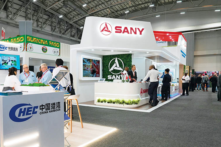 2026年2月9日,在南非开普敦,人们参观 2026 年非洲矿业投资大会矿业展上的中国企业展台 王雷摄/本刊 2026年2月9日,在南非开普敦,人们参观 2026 年非洲矿业投资大会矿业展上的中国企业展台 王雷摄/本刊