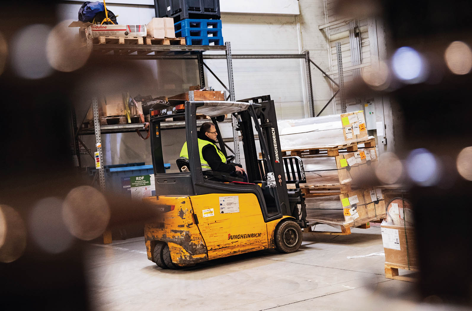 2024年4月29日,工人在位于匈牙利布达佩斯的切佩尔港物流园仓储区域运输货物。中欧商贸物流合作园区成立于2012年11月,是中国在欧洲地区建设的首个商贸物流型境外经贸合作区 张帆摄/本刊 2024年4月29日,工人在位于匈牙利布达佩斯的切佩尔港物流园仓储区域运输货物。中欧商贸物流合作园区成立于2012年11月,是中国在欧洲地区建设的首个商贸物流型境外经贸合作区 张帆摄/本刊