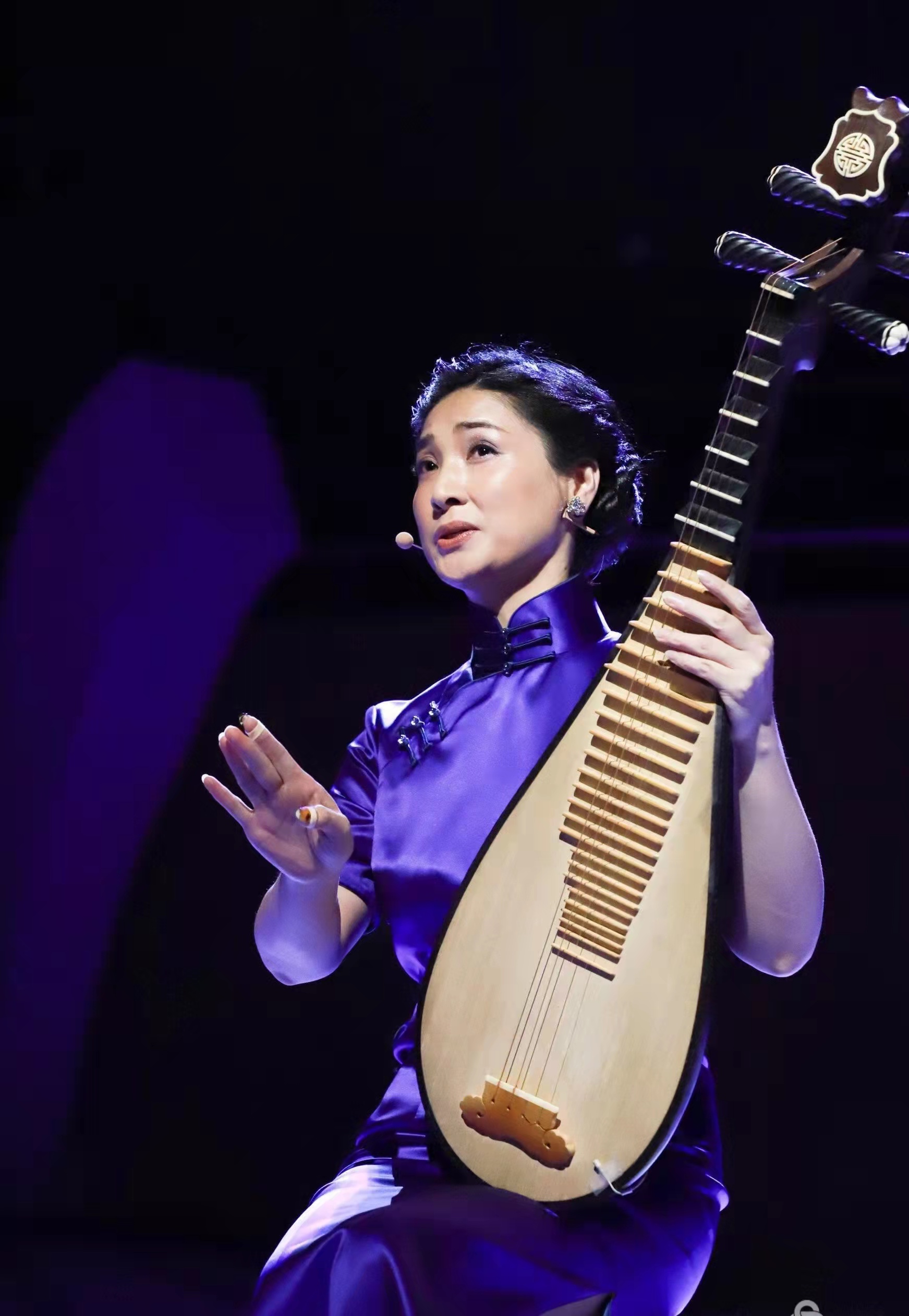 上世纪90年代初,评弹演员纷纷转行,刚从学校毕业的张建珍选择坚守.