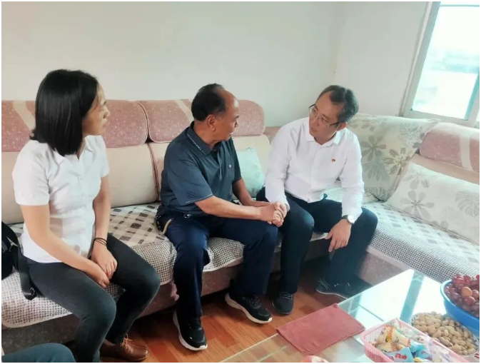 6969丘北县人民政府县长李黎(右一)到群众家走访6969云岭先锋
