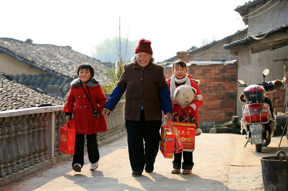 其实,陪父母串门走亲戚的意义,并不局限于拜年本身,而是在做这件事的