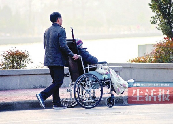 请男护工要等十天半月 男护工稀缺不是因为工资低