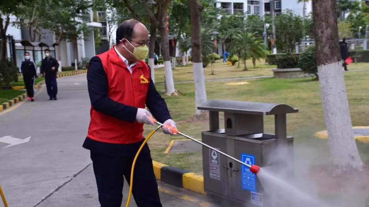 工作人员消毒工作