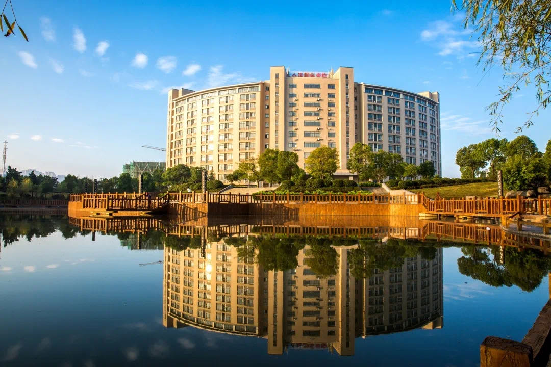 致敬抗疫英雄 卓雅教育用心呵护学子成长