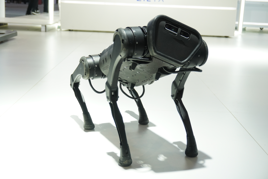 10月18日,2021全球工业互联网大会上,中兴通讯展区展出的机器狗.