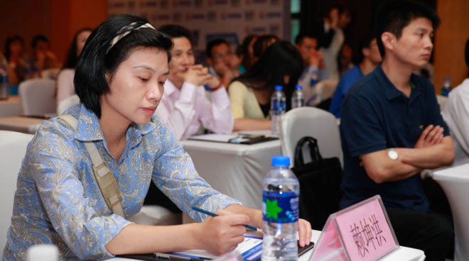 会谈现场嘉宾聆听讲座