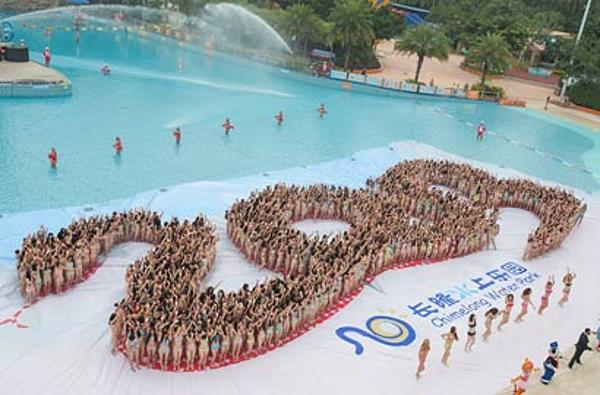 广州数千比基尼美女拼出"2013"蛇形图案