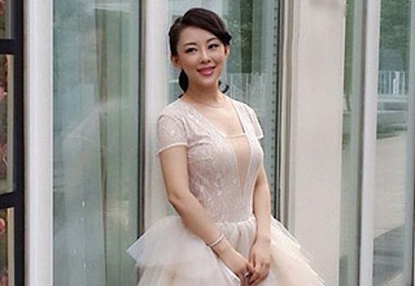 潘晓婷拍摄写真 透视蕾丝装增添妩媚味道