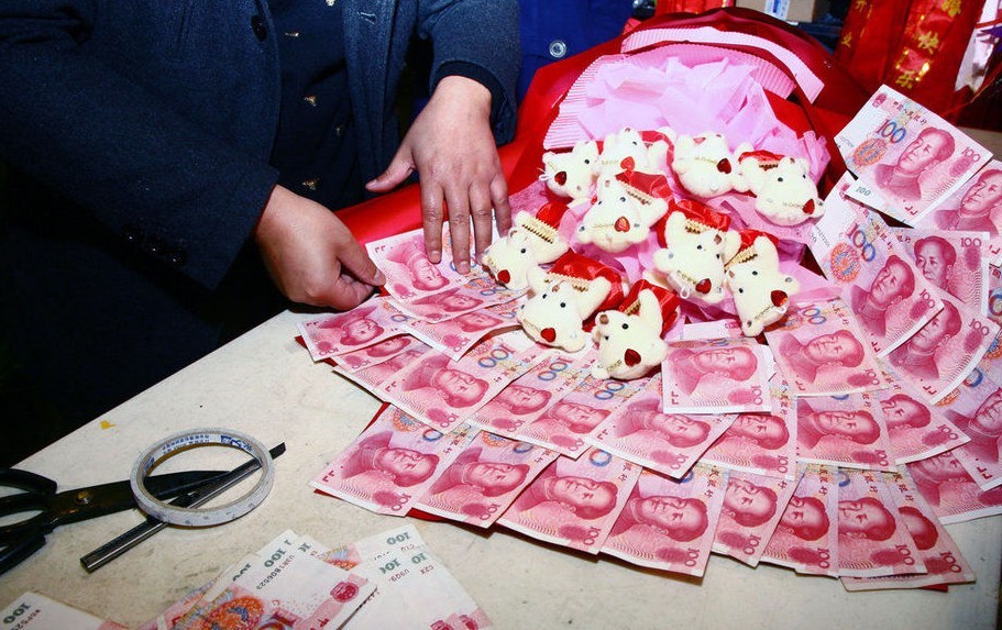 "土豪"订制万元人民币花束求婚