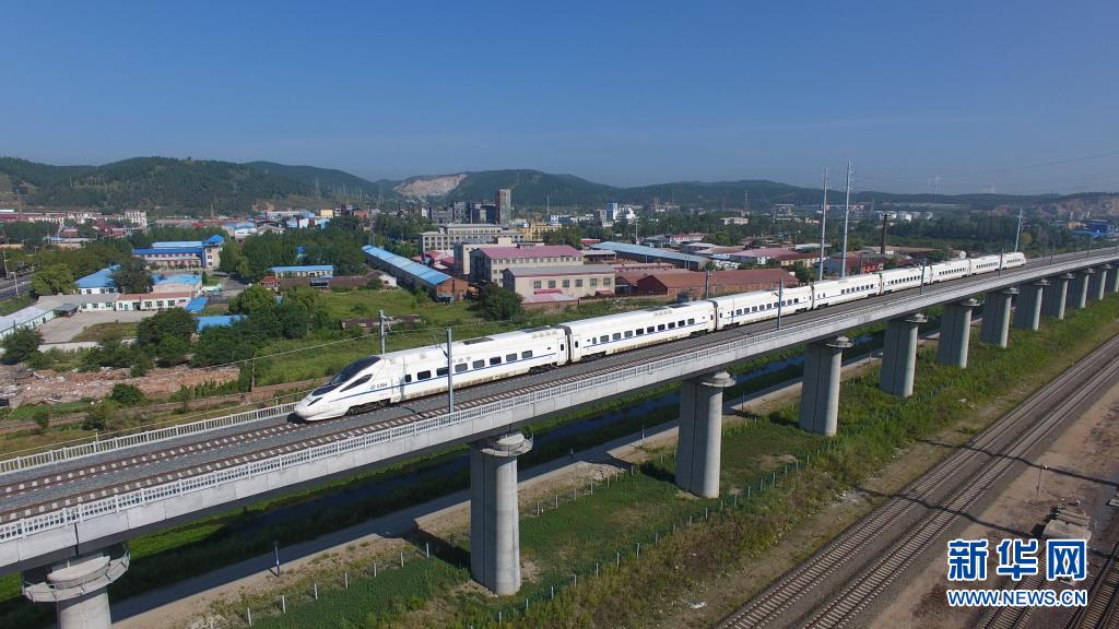 8月19日,在黑龙江省牡丹江市,牡佳高铁首趟试运行