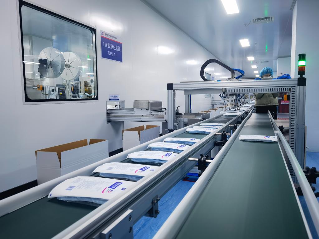 12月16日,浙江省绍兴市越城区的振德医疗用品股份有限公司车间里,25条