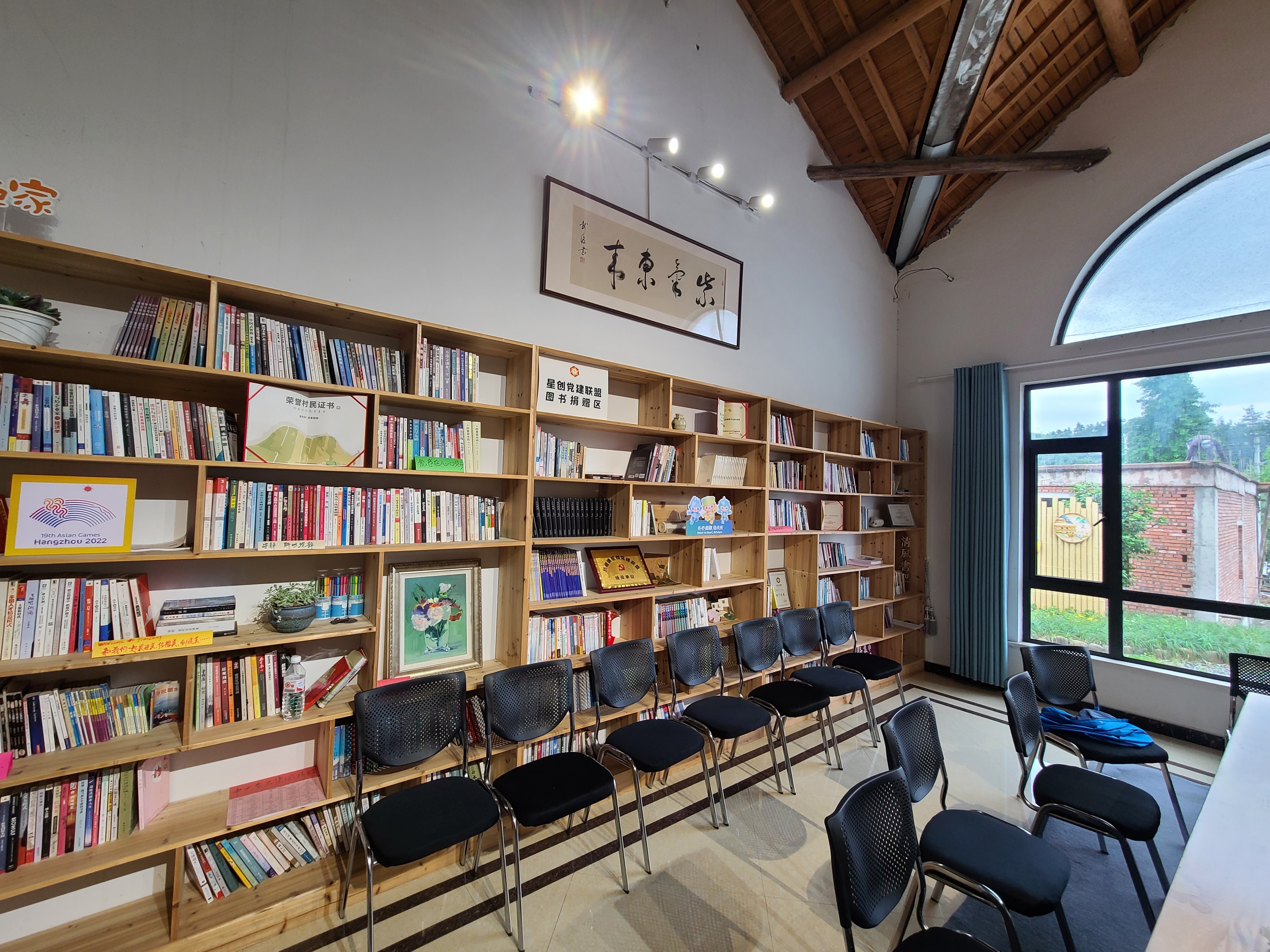 图为潜东村共享书房阅览区.