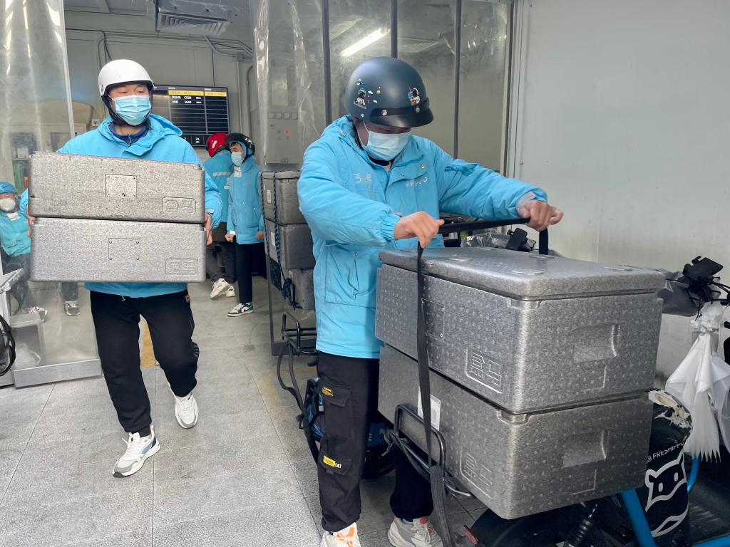 1月3日,盒马鲜生的配送员准备出发送货.