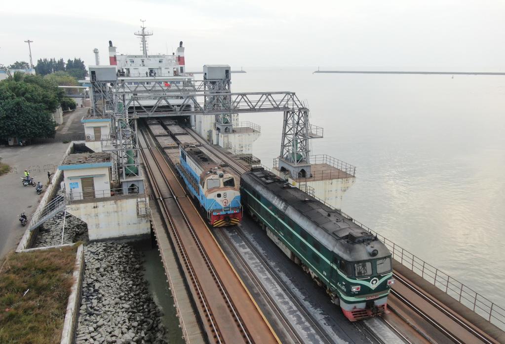 跨越海峡 奔赴温暖——琼州海峡"海上列车"春运见闻-新华网