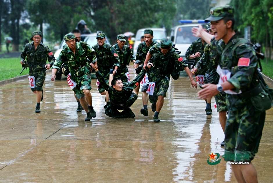 解放军铁血训练场面曝光 有点伤疤都不算事儿