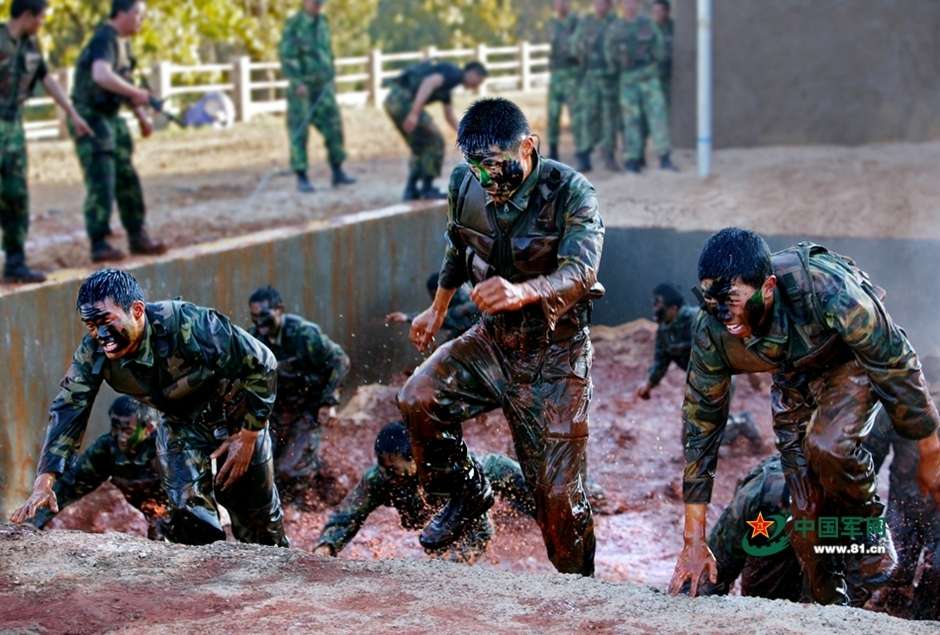 解放军铁血训练场面曝光 有点伤疤都不算事儿