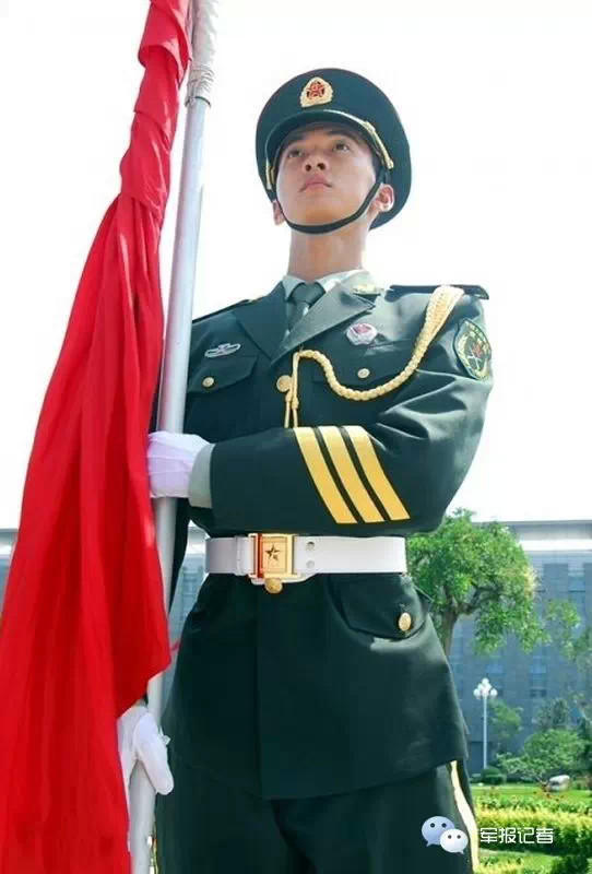 组图谁敢说土解放军气质帅哥大pk