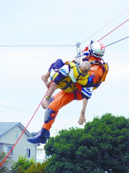 特别高度救助部队演练从高楼救人。