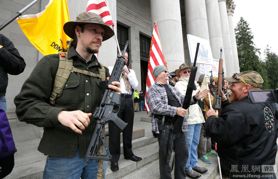 组图美国民众持枪占领议会大厦抗议禁枪