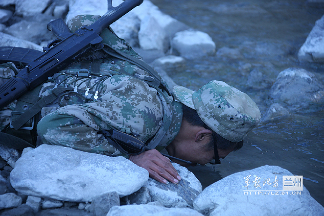解放军无人区守军生活艰苦困难 -新华时政-新华网