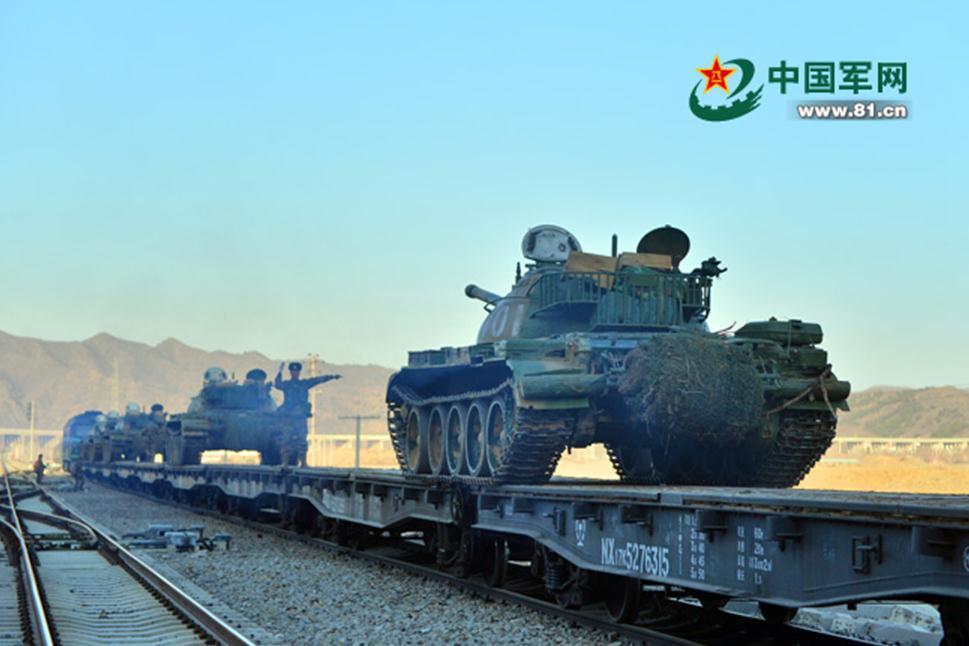 组图实拍某装甲旅主战装备铁路装载