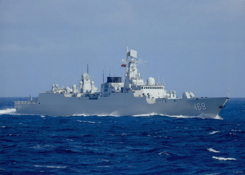 媲美伯克舰我军神盾舰172号海上高速航行猛照