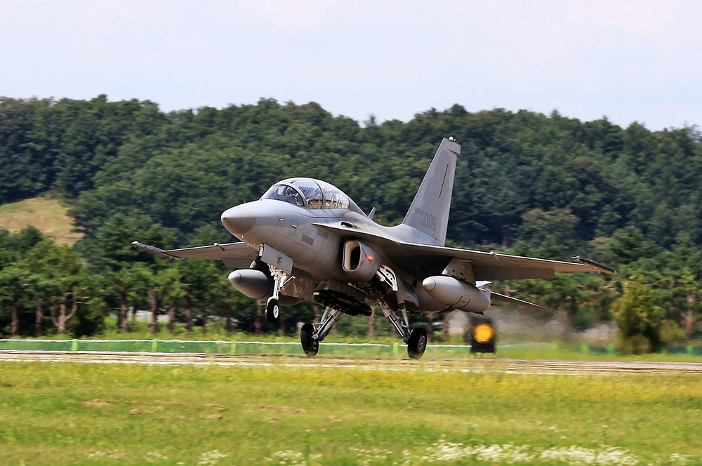 韩国fa50攻击机投下一串炸弹