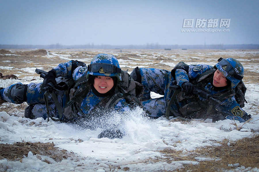 海军陆战队精锐榴弹分队女侦察兵冒严寒训练
