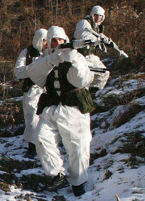 俄罗斯侦察兵身穿雪地伪装服训练