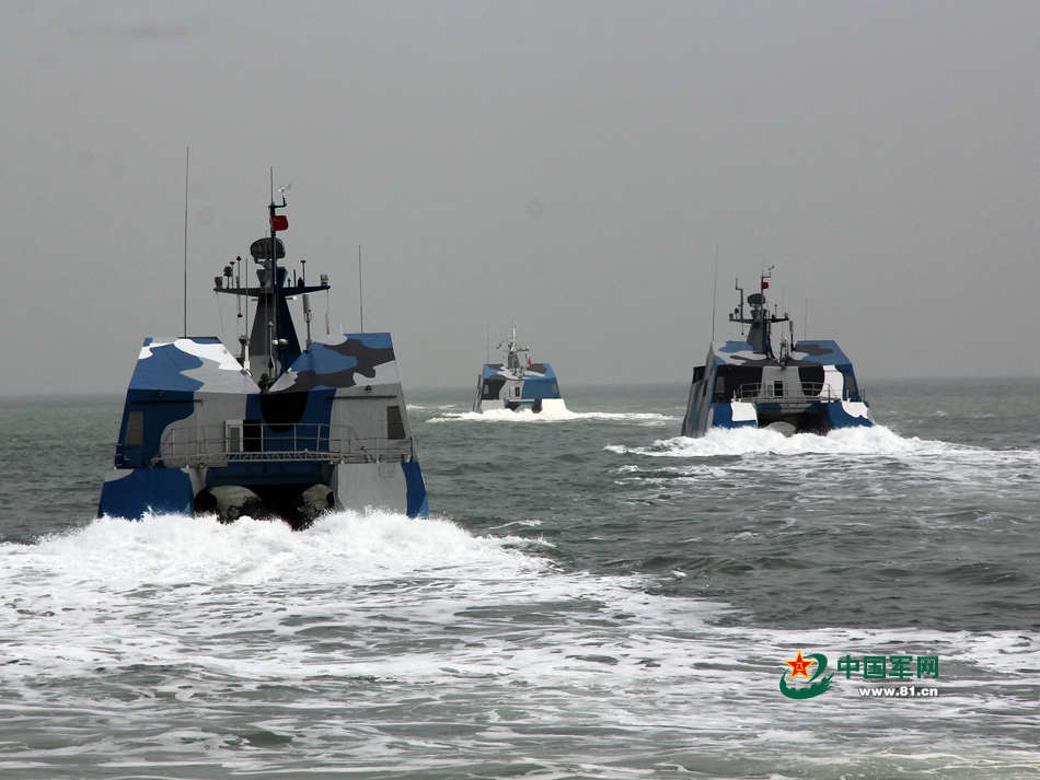高清:东海舰队022导弹艇在海面排起长龙