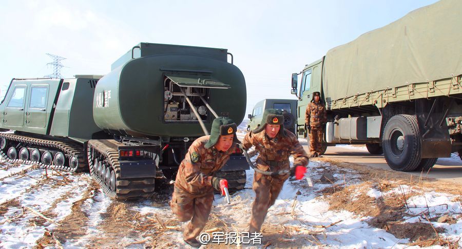 高清我军全地形履带式加油车亮相
