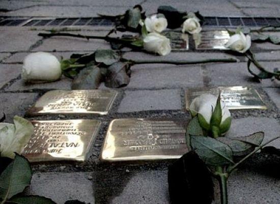 德国铺5万块&ldquo;绊脚石&rdquo;纪念二战大屠杀受害者