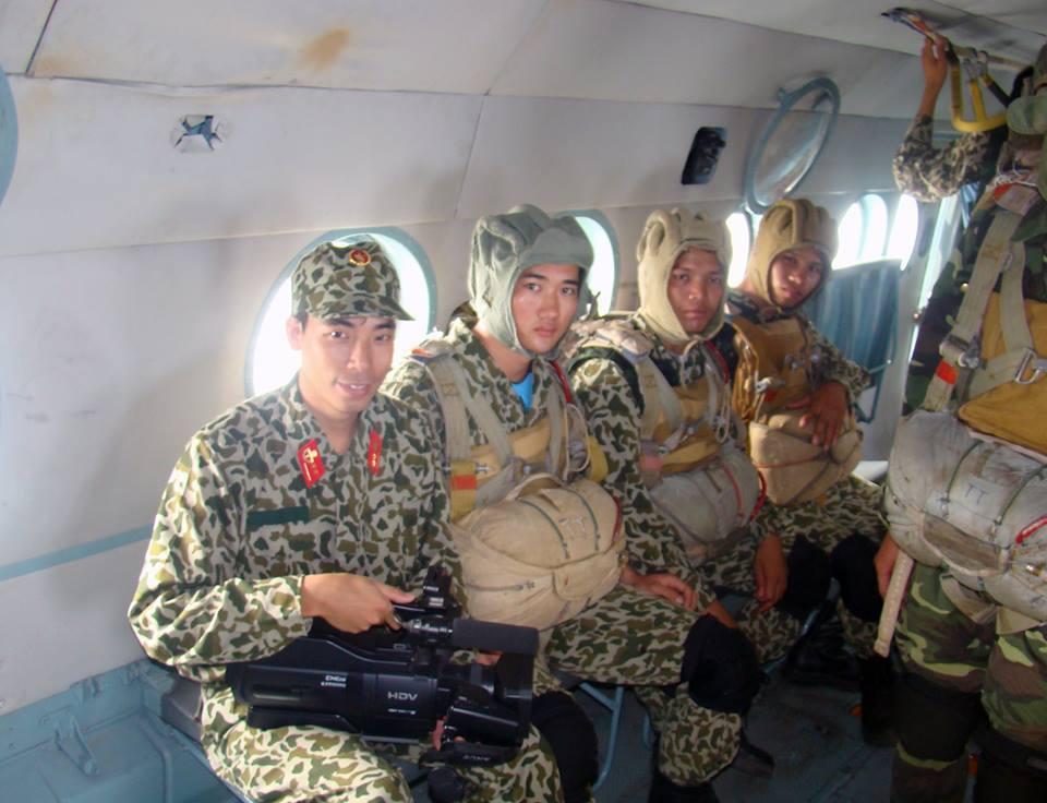 越南士兵高空跳伞训练神情淡定