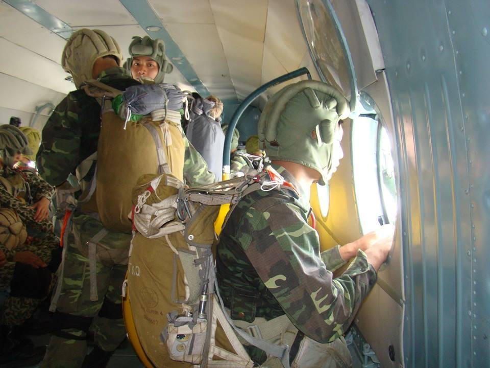 越南士兵高空跳伞训练神情淡定