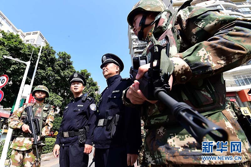 330名边防官兵全副武装巡逻 让市民过平安春节