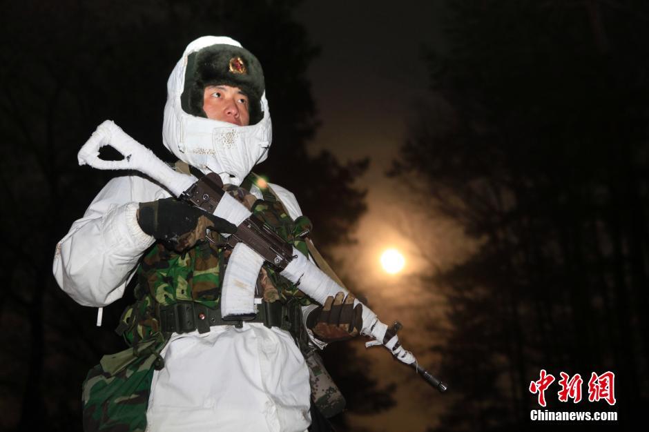 黑河边防兵顶风冒雪练兵枪支全部缠上白色伪装