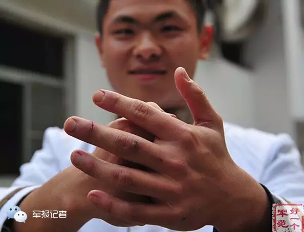 年轻的军人苍老的双手