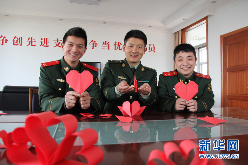 警营里的情人节用折纸表达军人浪漫
