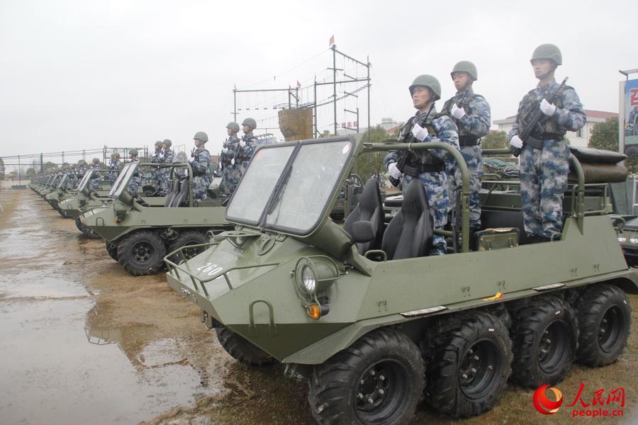 持枪,伞具及战车方队在内的13个阅兵方队,展示了"山猫"全地形车,伞兵