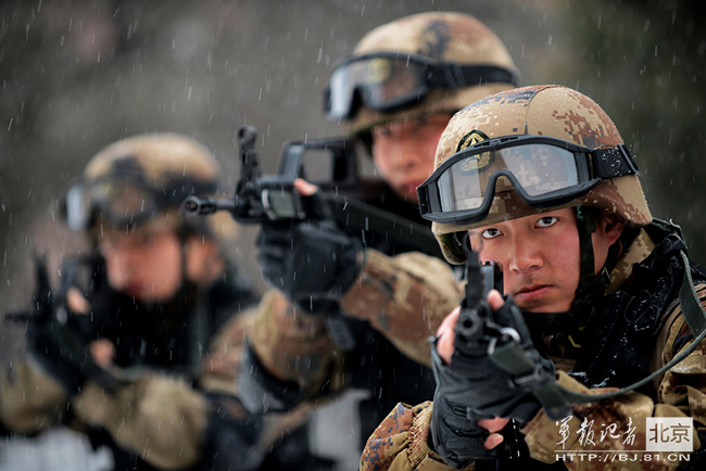 北京军区某警卫营实兵演练风雪中砥砺战斗血性