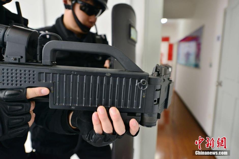 上海特警超酷新式拐弯枪巷战隐蔽性大增高清